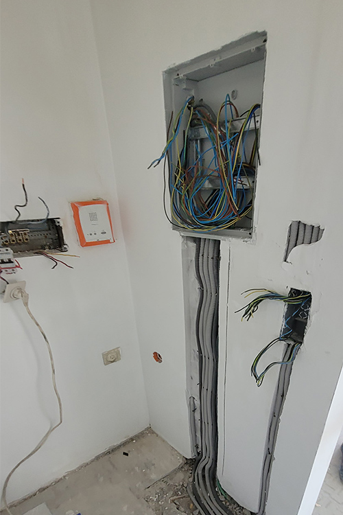 Mise en conformité électrique à Bruxelles - espace livré avec éclairage et finitions